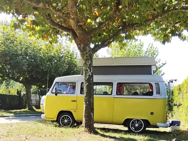 autocaravana retro en la sombra de la mañana