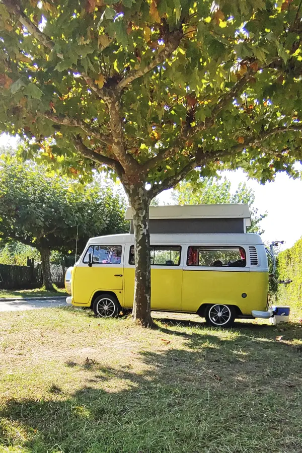 autocaravana retro en la sombra de la mañana
