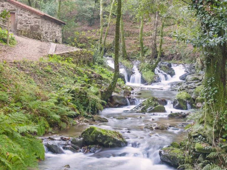 cascadas bajando de la montaña